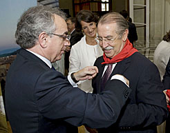 Sanz anuda un pañuelo rojo al director del Instituto Cervantes de Bruselas.