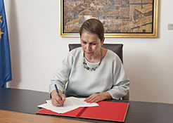 La Presidenta Barkos firma los decretos forales