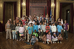 Foto de grupo de las autoridades, niños saharauis y familias de acogida