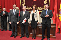El presidente de la asociación de la Ribera recibe el diploma.