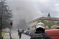 Los bomberos realizan labores de extinci&#243;n del incendio que ha provocado el atentado