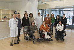 La consejera Kutz con los representantes de la Coordinadora de Minusválidos y los responsables del Centro de Radioterapia.