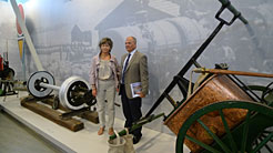 El consejero y la alcaldesa de Castejón en el Museo del Ferrocarril de la localidad