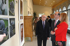 Catalán, Navallas y García visitan la exposición del alumnado de la Escuela de Arte de Pamplona.
