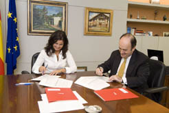 La consejera García Malo y el vicerrector Iriarte, firmando el convenio 