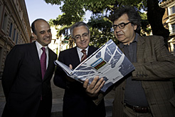 Catalán, Sanz e Hidalgo hojean el libro