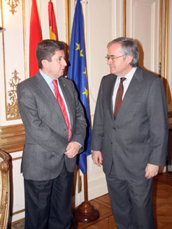 El vicepresidente Miranda con el embajador de España en Bélgica, Carlos Gómez Múgica