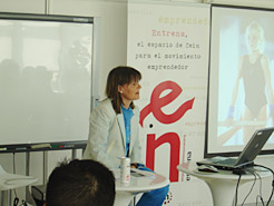 Carmen Leza presente el programa 'Entrena'.
