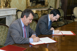 Firma del convenio entre el Gobierno y la Universidad de Navarra para la ense&#241;anza del Derecho Foral de Navarra