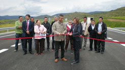 La consejera Alba y el alcalde de Aibar, José Manuel Martínez, cortan la cinta inaugural del nuevo tramo de carretera.