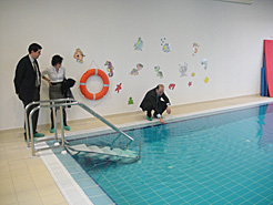 El consejero Catalán visita la piscina del colegio Torre Monreal