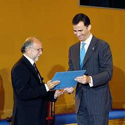 El Príncipe Felipe de Borbón entrega el premio a Javier Tejada
