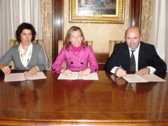De izda. a dcha., Cristina Urdánoz, Laura Alba y Francisco Pérez durante la firma del convenio