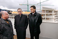 El Presidente Sanz y el consejero Burguete, en los áticos del edificio.
