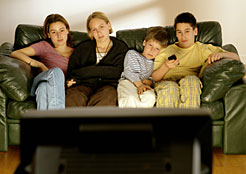 Familia delante de un televisor