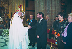 El consejero Corpas, saluda al cardenal arzobispo de Sevilla Carlos Amigo.