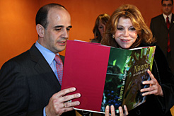 El consejero Catalán y Carmen Cervera durante la presentación del libro 