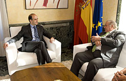 Catal&#225;n kontseilaria (ezkerra) Ekuadorrek Espainian duen enbaxadorearekin.