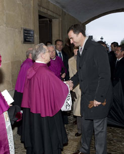 El Príncipe Felipe saluda al prior de Roncesvalles