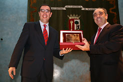 Juan Santaf&#233; recibiendo el premio