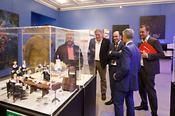 Visita de una exposición de figuras en plastilina con momentos señalados en la historia de la ciencia.