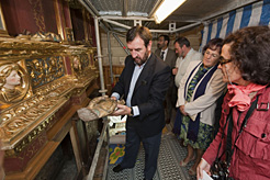 El consejero Corpas visita las obras de restauración del retablo de Egiarreta.