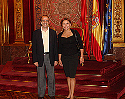 Fotografía del consejero Catalán con la diputada del Congreso Nacional de Bolivia