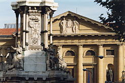 Fachada del Palacio de Navarra y Monumento a los Fueros.