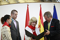 El consejero Roig y la comisaria Tena tras firmar en el libro de honor