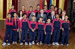 El Presidente Sanz y el presidente de Osasuna con los miembros del equipo infantil de fútbol "Osasuna - San Antonio"