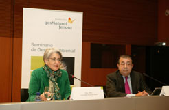 Laura Goicoechea, consejera de Desarrollo Rural, Industria, Empleo y Medio Ambiente, y Pedro A. Fábregas, director general de la Fundación Gas Natural Fenosa.