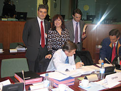 El consejero Burguete y la ministra Narbona, durante el Consejo de Ministros.