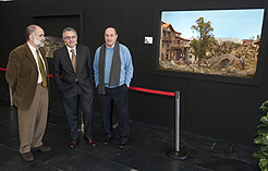 Sanz, junto a José Mari Valgañón y Jesús Gomera en la exposición de Baluarte