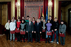 Catalán y Navallas con los estudiantes premiados