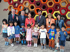 El Presidente con los niños japoneses participantes en el concurso