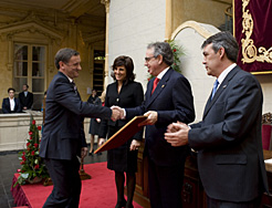 El presidente de la UAGN recibe la Medalla de Oro de Navarra.