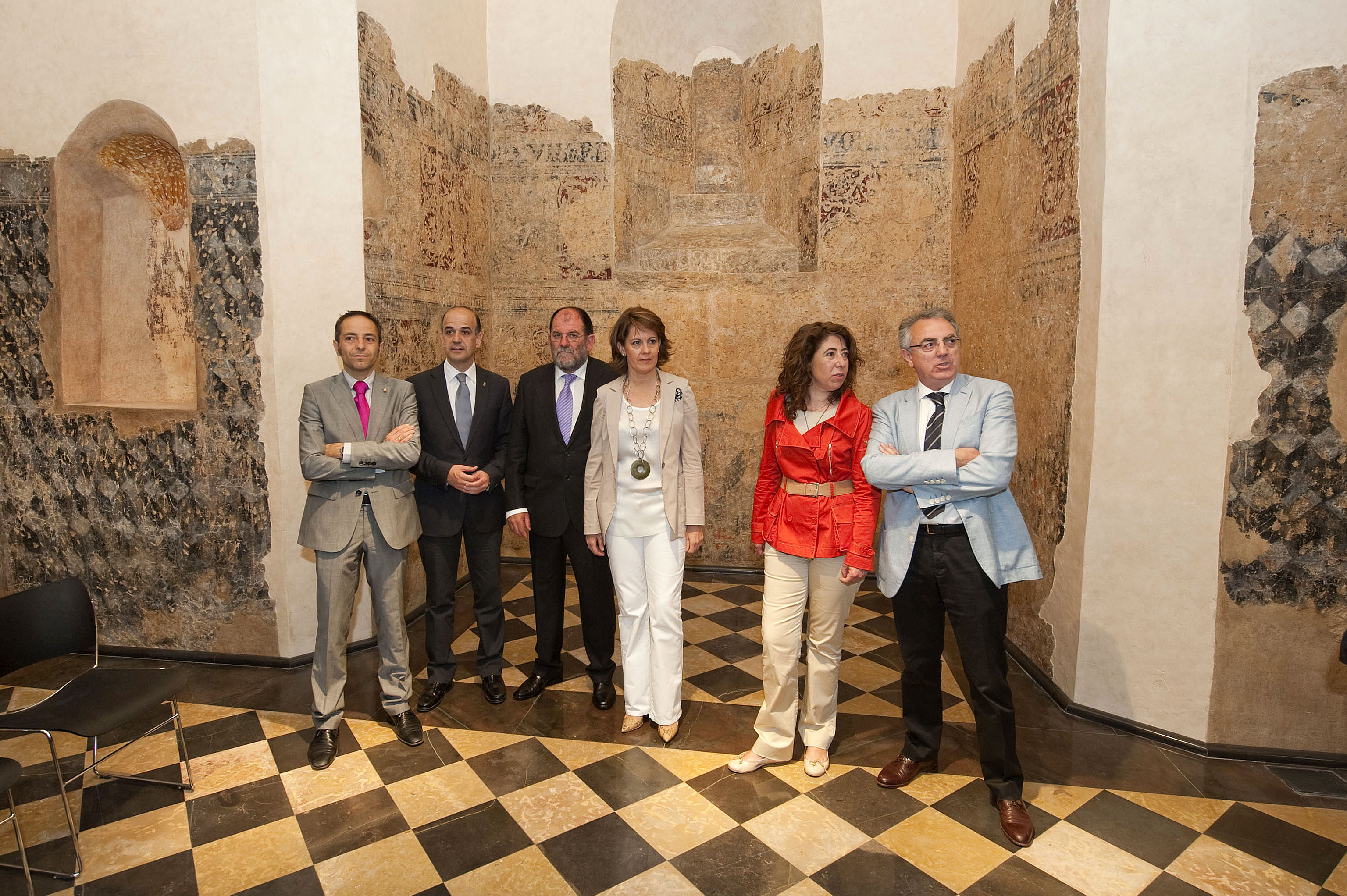Barcina, junto al alcalde de Marcilla, el presidente del Parlamento, el ex presidente Sanz y el consejero de Cultura, en la capilla.