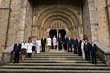 Los Príncipes posan con las autoridades de Navarra ante la portada de la iglesia de Leyre.