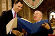 El Príncipe Felipe entrega el diploma a Alfredo Landa