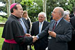 Alfredo Landa saluda al arzobispo de Pamplona