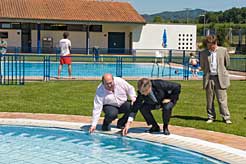 El consejero Roig en su visita a las piscinas municipales de Ultzama