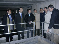 El consejero Catalán y otros miembros de su Departamento contemplan las instalaciones. 