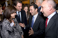 Elena Torres, Juan Franco, María Lozano, el torero César RIncón y el europarlamentario de UPN, Javier Pomés, en la muestra.