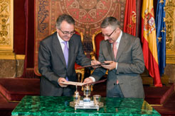El Presidente Sanz y el ministro de Obras Públicas, Pepe Blanco en la firma de los acuerdos para la construcción del TAV. 