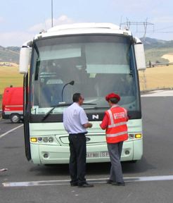 Agente de la Policía Foral controlando a un autobús de transporte escolar