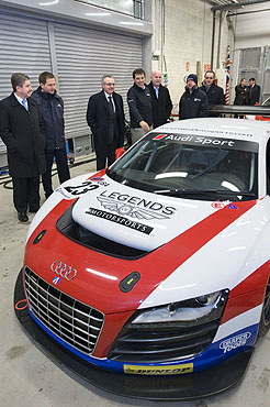 Visita de las autoridades a un box ocupado por coches Audi