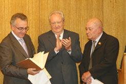El Presidente Sanz recibe en la Universidad del Aconcagua un ejemplar del 'Martín Fierro' del presidente de las colectividades españolas en Mendoza.