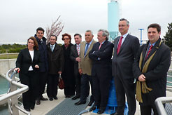 La consejera Salanueva, el alcalde de Tudela,  Luis Casado, y otras autoridades en la potabilizadora de Tudela.  