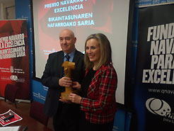 Izaskun Goñi y Marino Barásoian sostienen el premio, en la presentación.