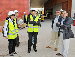 La directorta del Pabellón, Rosa Mary Ibáñez, y el consejero Catalán, con los responsables del proyecto. 